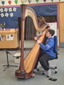 We had great fun listening to the harp and having a try of this wonderful instrument! 